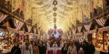 Calles adornadas con luces de Navidad y gente celebrando durante las festividades de invierno en España.