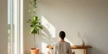 Minimalismo Consciente: Simplifica y Gana 2 Horas Diarias en 6 Meses Interior de hogar minimalista con persona meditando, simbolizando paz y vida consciente.