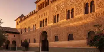 Detalle de la fachada mudéjar del Alcázar de Sevilla, destacando la intrincada artesanía y el color vibrante.