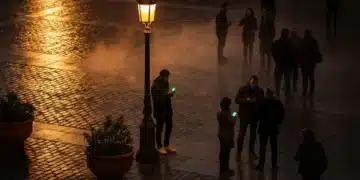 Una persona en una plaza española iluminada al atardecer, su smartphone emitiendo un resplandor verde, simbolizando la integración de la tecnología en la cultura.
