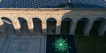 Explorando la Esencia: Guía Definitiva para la Cultura Española y su Futuro Digital Vista aérea de un acueducto romano antiguo, un mosaico de azulejos moriscos y una proyección digital verde, simbolizando la rica herencia y la innovación en la cultura española.