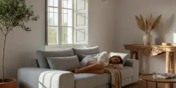 Persona descansando en un sofá moderno, disfrutando de una siesta corta y reparadora en un hogar español contemporáneo.