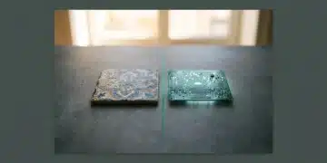 Fotografía minimalista que representa la fusión de tradición y tecnología en España: un azulejo antiguo español frente a una placa de circuito verde brillante, divididos por una sutil línea de luz.